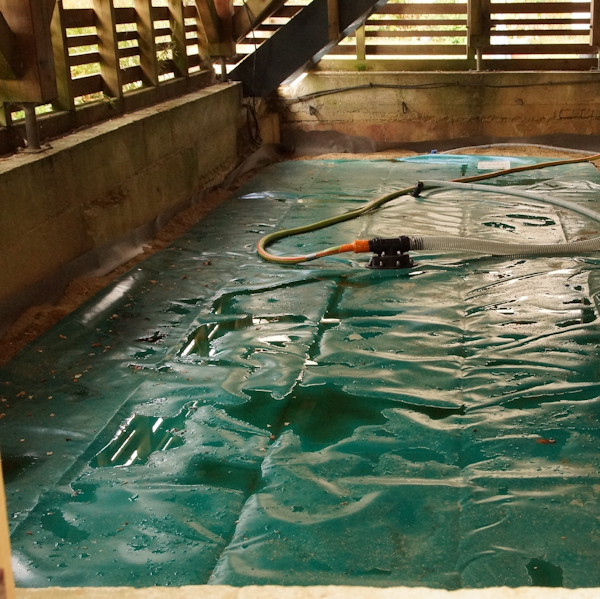 Installation facile de récupérateur d'eau de pluie souple sous une terrasse - Ovinbio 