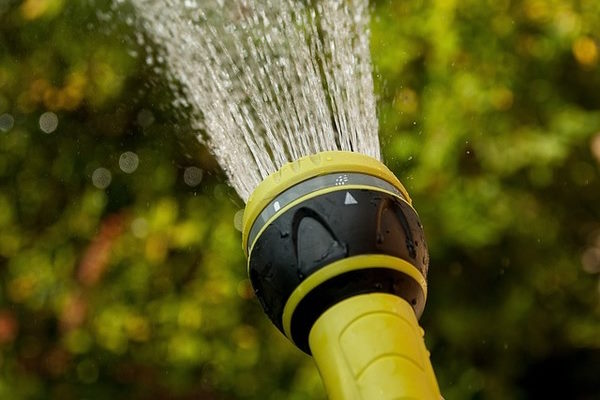 Nettoyage : Utiliser l'eau de pluie pour laver votre terrasse
